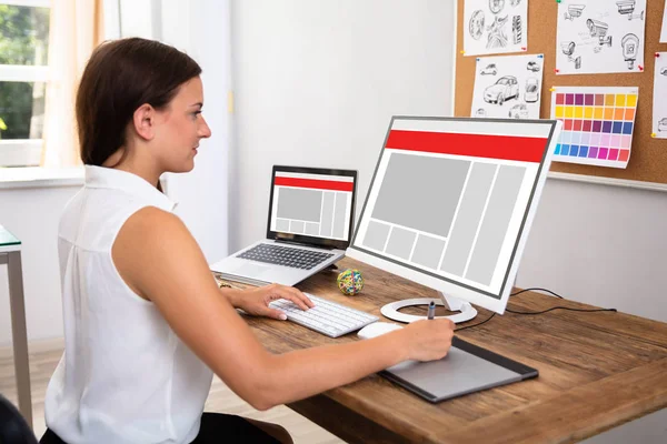 Kvinnliga Formgivare Använder Dator Över Trä Skrivbord — Stockfoto