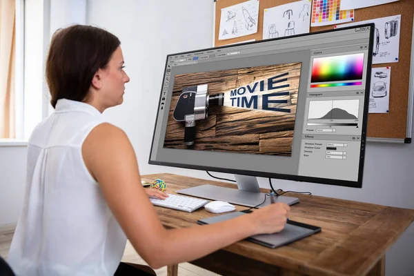 女性デザイナーのグラフィック タブレットを使用してコンピューターにイメージを編集 — ストック写真