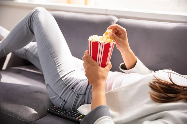 Nahaufnahme Einer Frau Die Mit Popcorn Auf Dem Sofa Liegt — Stockfoto