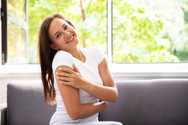 Retrato Uma Jovem Mulher Feliz Sentada Sofá — Fotografia de Stock