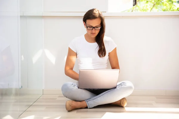 Młoda Kobieta Siedzi Podłodze Przy Użyciu Laptopa — Zdjęcie stockowe