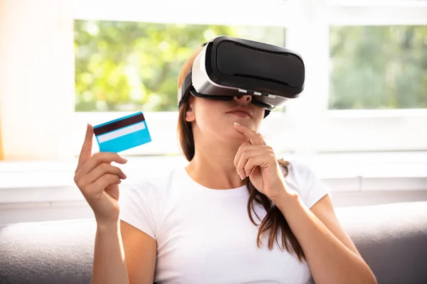 Mujer Joven Con Tarjeta Crédito Con Gafas Realidad Virtual —  Fotos de Stock