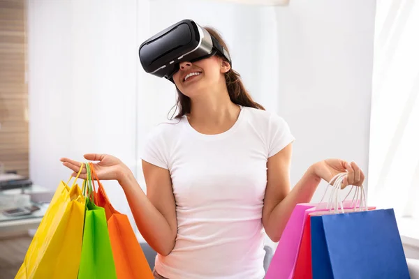 Mujer Joven Feliz Sosteniendo Muchas Bolsas Papel Compras Con Gafas —  Fotos de Stock