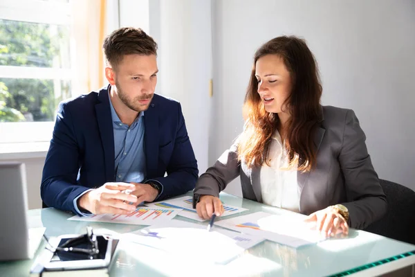 Dois Jovens Empresários Analisando Gráfico Sobre Mesa Escritório — Fotografia de Stock