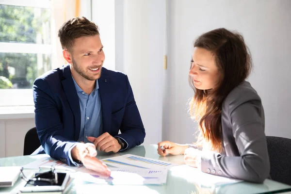 Dos Jóvenes Empresarios Analizando Gráfico Sobre Escritorio Oficina — Foto de Stock