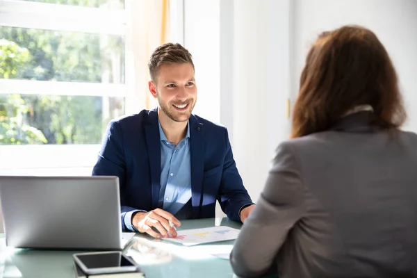 Feliz Joven Empresario Mirando Candidato Durante Entrevista Trabajo —  Fotos de Stock