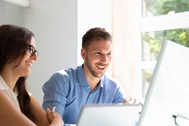 Bilgisayar Office bakarak iki mutlu genç iş adamları