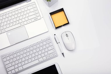 Beyaz arka plan üzerinde yükseltilmiş görünümü çeşitli elektronik cihazlar ve Kırtasiye