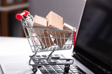 Küçük alışveriş sepeti ile Laptop klavye üzerinde karton kutular