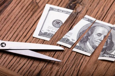 Düzenlenen doları banknot ve makas ahşap tablo
