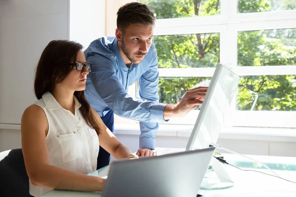 Zakenman Die Permanent Buurt Van Zakenvrouw Wijzend Computerscherm — Stockfoto