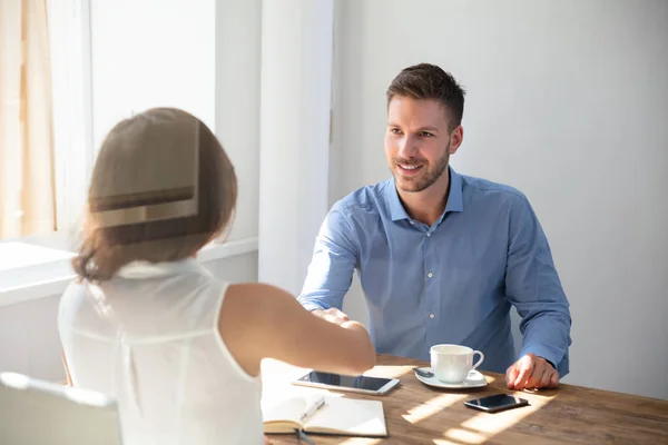 Glad Ung Man Skakar Hand Med Hans Kvinnliga Partner Över — Stockfoto