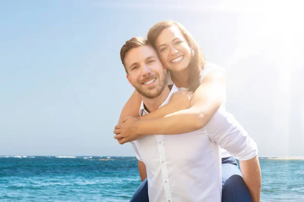 Retrato Jovem Feliz Dando Piggyback Para Sua Esposa Praia — Fotografia de Stock