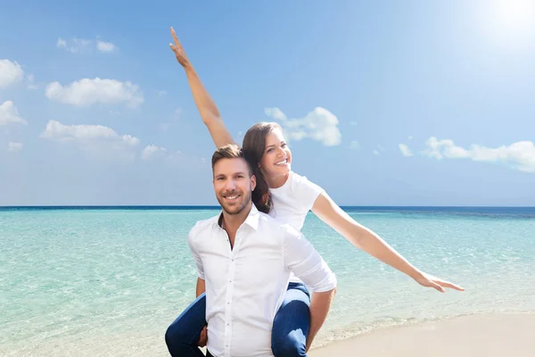 Portrait Beautiful Young Couple Enjoying Sunny Day Beach — Stock Photo, Image