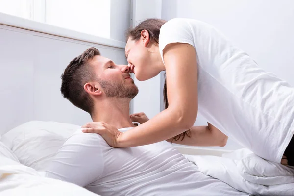 Närbild Romantisk Unga Paret Sängen — Stockfoto