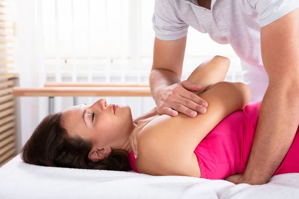 Therapeut Masseren Ontspannen Jonge Vrouw Hand Kliniek — Stockfoto