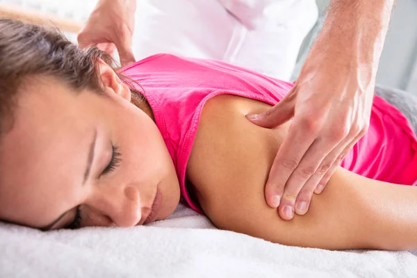 Close Van Een Therapeut Hand Schouder Massage Geven Ontspannen Vrouwelijke — Stockfoto