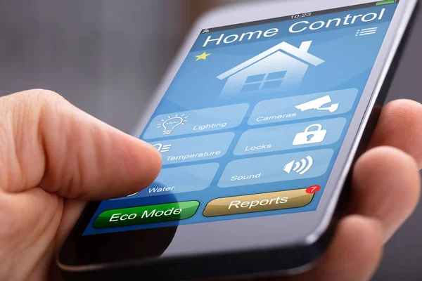 Personens Hand Hålla Smart Telefon Med Hem Kontroll Ansökan — Stockfoto