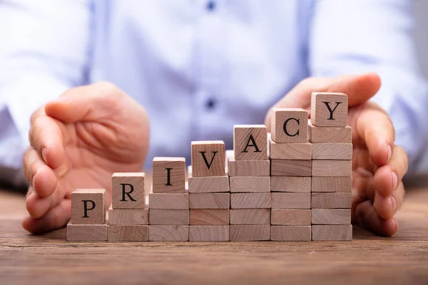 Primer Plano Los Bloques Protección Manos Persona Con Texto Privacidad —  Fotos de Stock