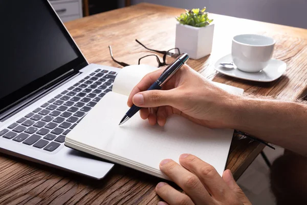 Escrita Mão Pessoa Caderno Preto Usando Caneta Sobre Laptop — Fotografia de Stock