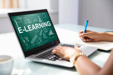 Bir iş kadını'nın el Laptop ekranında E-öğrenme konsepti ile kullanarak Close-up