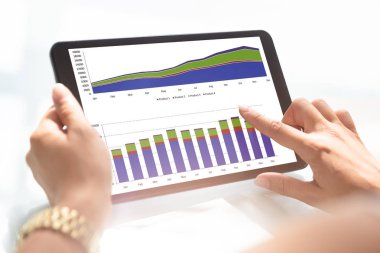 Bir iş kadını'nın el grafik dijital Tablet üzerinde analiz Close-up