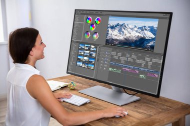 Erkek üzerinde ahşap Resepsiyon bilgisayarda Video düzenleme editörü