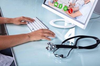 Doktor el Video konferans bilgisayarda Office Danışma üzerinde