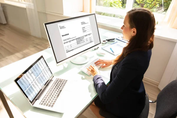 Junge Geschäftsfrau Schaut Auf Rechnung Auf Computerbildschirm — Stockfoto
