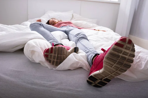 Jonge Vrouw Slapen Bed Slaapkamer — Stockfoto