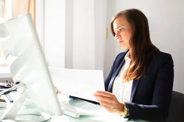 Geconcentreerde Jonge Zakenvrouw Kijken Naar Documenten Office — Stockfoto