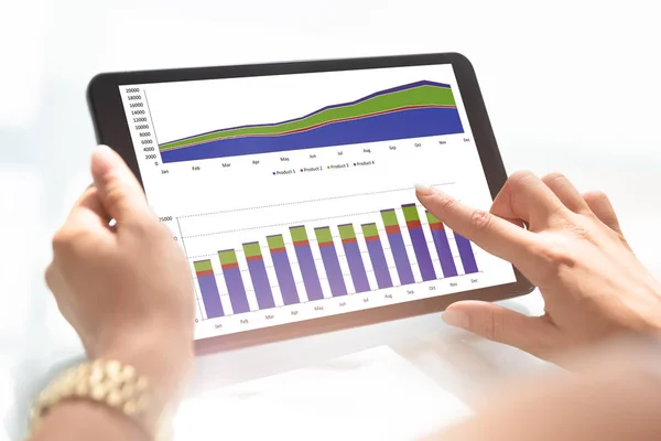 Detail Podnikatelka Ruky Analýza Graf Digitálním Tabletu — Stock fotografie