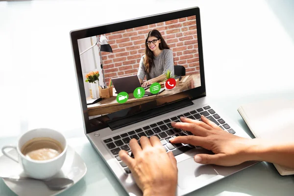 Imprenditrice Videoconferenza Con Sua Partner Femminile Sul Computer Portatile — Foto Stock