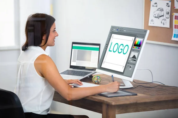 Designer Femminile Utilizzando Tavoletta Grafica Durante Lavoro Sul Computer — Foto Stock