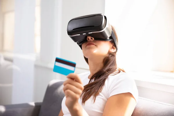 Молодая Женщина Кредитной Картой Очках Виртуальной Реальности — стоковое фото
