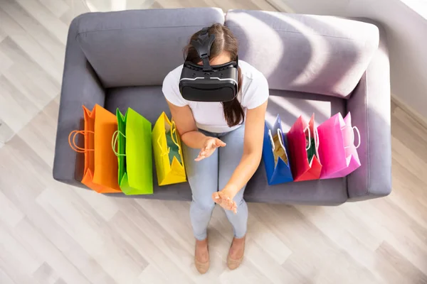 Mujer Feliz Con Hacer Compras Con Gafas Realidad Virtual —  Fotos de Stock