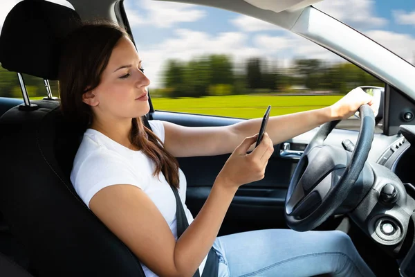 Nahaufnahme Der Hand Einer Frau Die Während Der Autofahrt Sms — Stockfoto