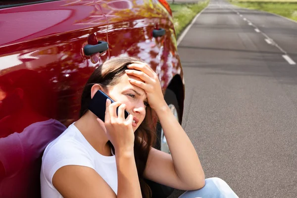 Mulher Estressada Procura Assistência Celular Após Avaria Carro — Fotografia de Stock