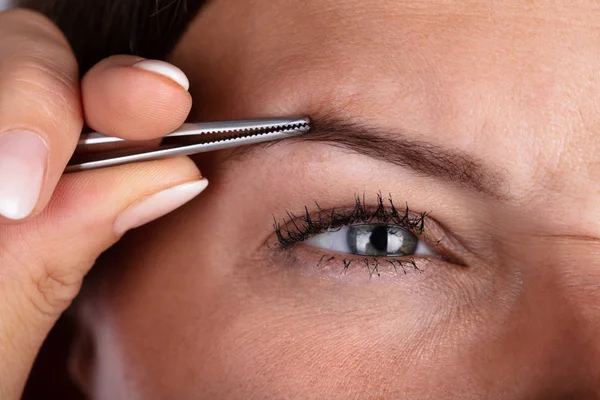 Close Woman Hand Plucking Eyebrow Hair Tweezers — Stock Photo, Image