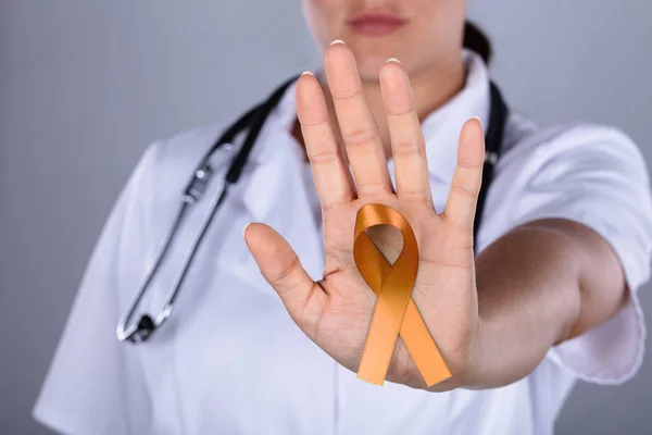 子宮がんの認知度を示すリボン付き女性医師の手 — ストック写真