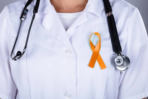 Närbild Kvinnlig Gynekolog Med Uterin Cancer Awareness Ribbon — Stockfoto