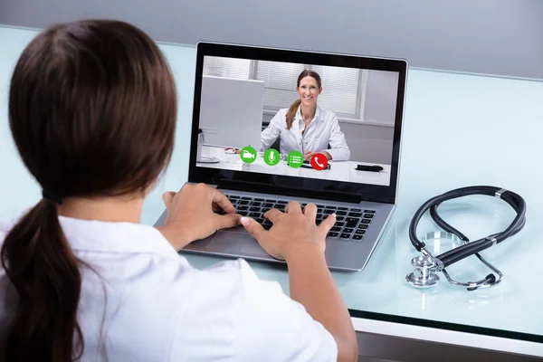 Close Médico Videoconferência Com Liga Feminina Laptop Clínica — Fotografia de Stock