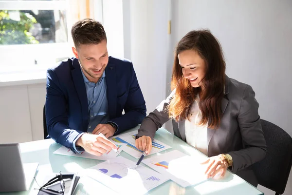 Dos Jóvenes Empresarios Analizando Gráfico Sobre Escritorio Oficina — Foto de Stock