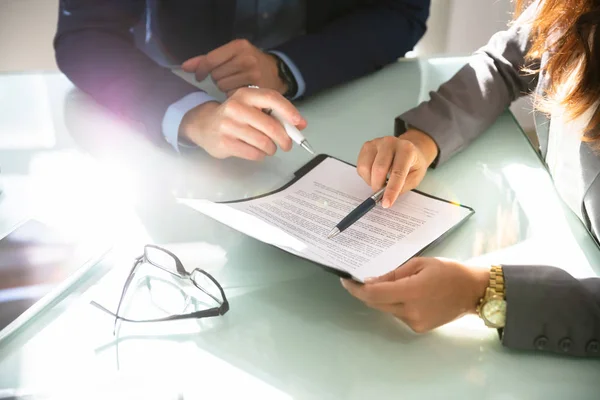 Dos Empresarios Analizando Mano Documento Sobre Escritorio Vidrio — Foto de Stock