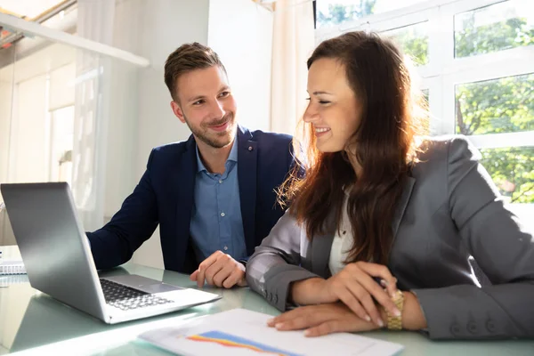 Dos Empresarios Felices Trabajando Ordenador Portátil Lugar Trabajo — Foto de Stock