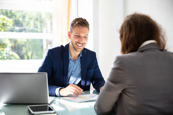 Feliz Joven Empresario Mirando Candidato Durante Entrevista Trabajo —  Fotos de Stock