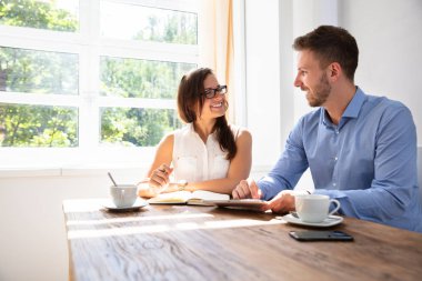 İki mutlu ofis işyeri günlük zamanlamada planlama