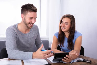 Hesaplama Bill bitti ahşap Resepsiyon mutlu genç çift