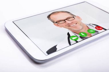 Bir cep telefonunun mutlu erkek doktor Konferansı ile yakın çekim