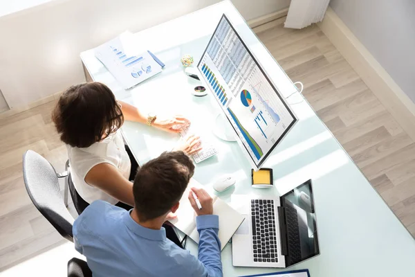 High Angle View Two Businesspeople Analyzing Graphs Computer Workplace — Stock Photo, Image